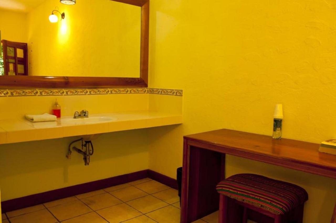 Hotel Jaguar Inn Tikal Ngoại thất bức ảnh